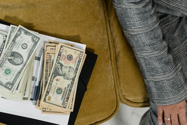 What are the benefits of using a mortgage broker when buying a property in the UK?